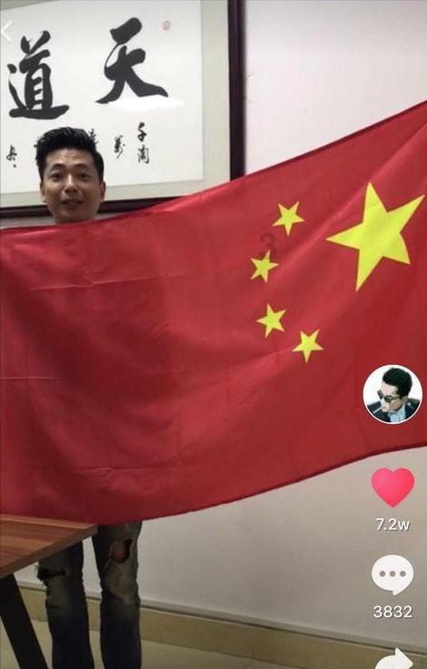 父亲用铁锹给儿子新车硬核除雪